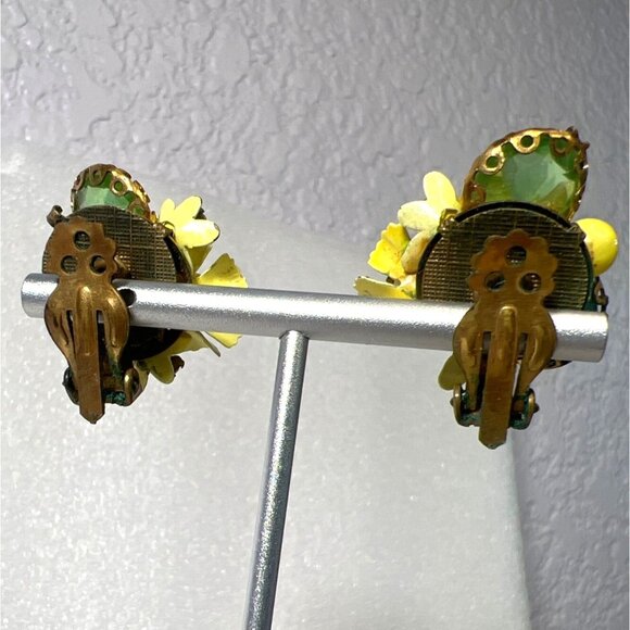 Vtg 50s Yellow Enamel Flower Clip Earrings Green Thermoplastic & Rhinestones - Picture 6 of 9